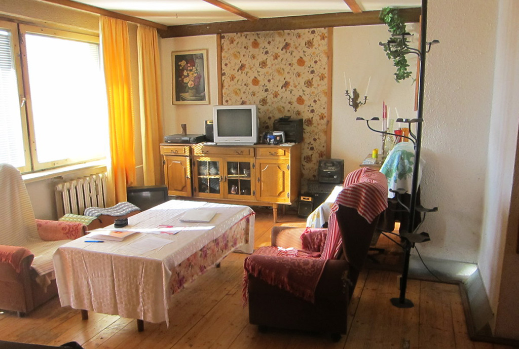zdjęcie przedstawia urządzony salon w mieszkaniu