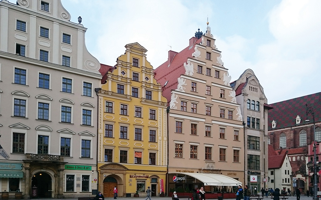 na zdjęciu widok kamienicy w Rynku z mieszkaniem na sprzedaż