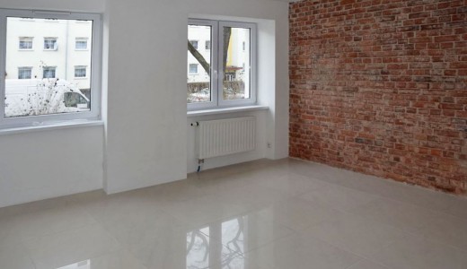 zdjęcie przedstawia duży pokój w mieszkaniu do sprzedaży, w dzielnicy Fabryczna we Wrocławiu