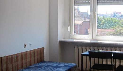na zdjęciu duży pokój w mieszkaniu do sprzedaży we Wrocławiu