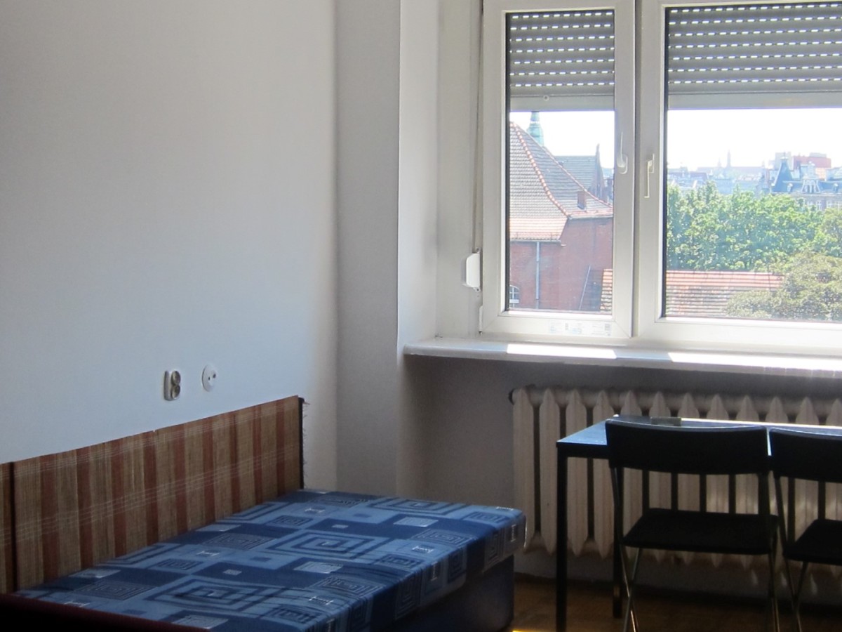 na zdjęciu duży pokój w mieszkaniu do sprzedaży we Wrocławiu