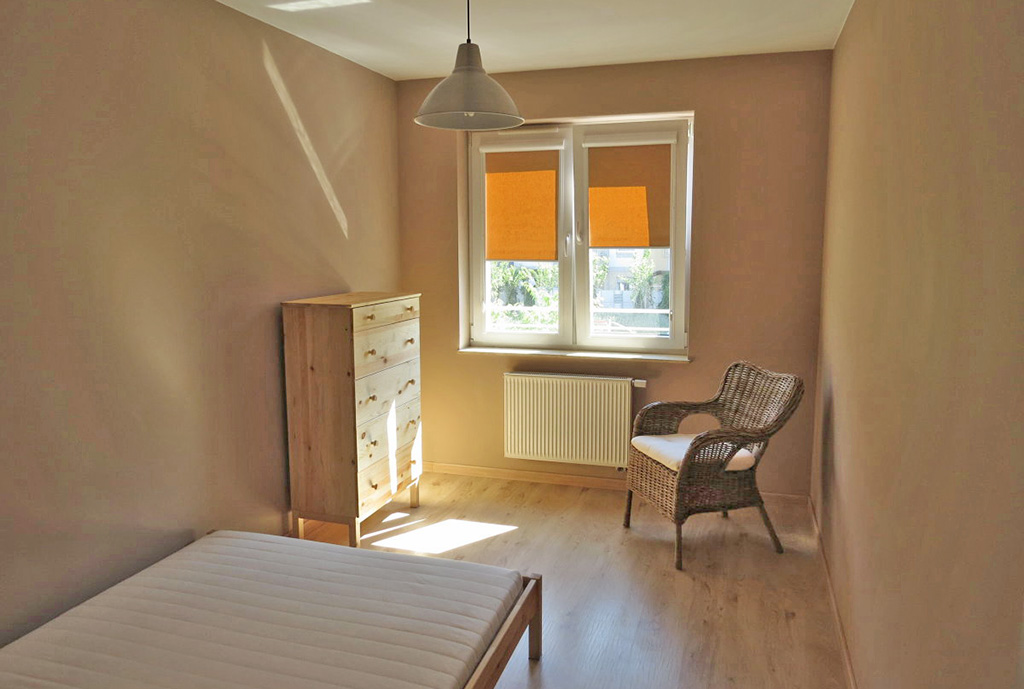 zdjęcie przedstawia jeden z pokoi w mieszkaniu na wynajem we Wrocławiu, na Krzykach