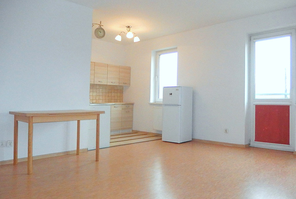 na zdjęciu widok z salonu na aneks kuchenny w mieszkaniu na sprzedaż we Wrocławiu