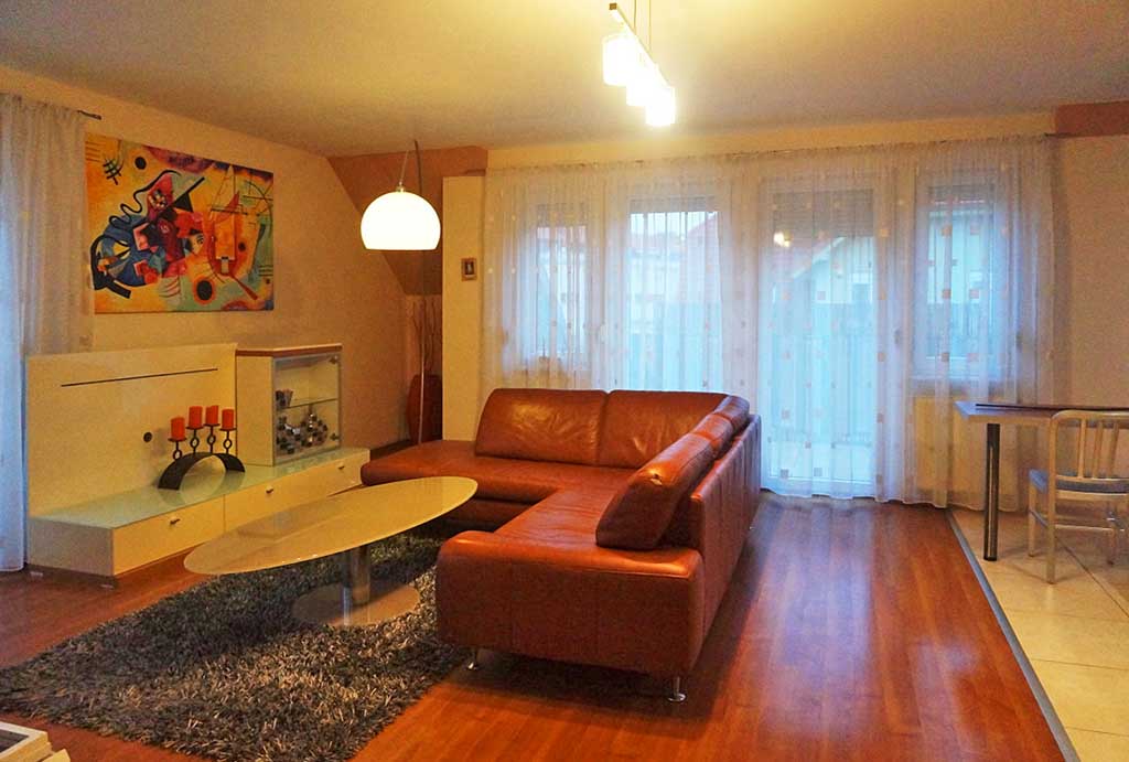 zdjęcie przedstawia salon w mieszkaniu do sprzedaży we Wrocławiu, w dzielnicy Krzyki