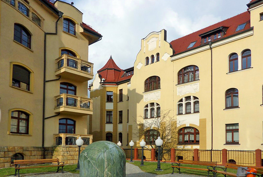widok na budynek we Wrocławiu, w którym znajduje się oferowane na sprzedaż mieszkanie
