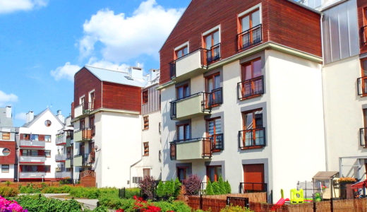 zielone osiedle we Wrocławiu, na którym mieści się oferowane na sprzedaż mieszkanie