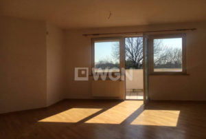 na zdjęciu nieumeblowany salon w mieszkaniu do sprzedaży we Wrocławiu