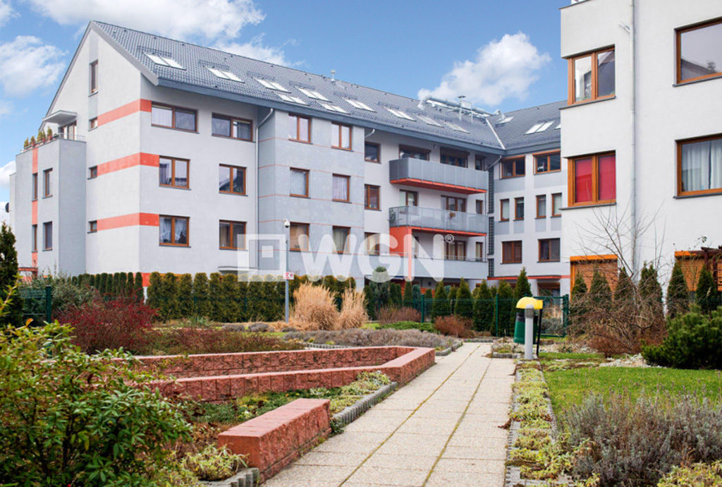 widok na osiedle we Wrocławiu, na którym znajduje się oferowane mieszkanie na sprzedaż