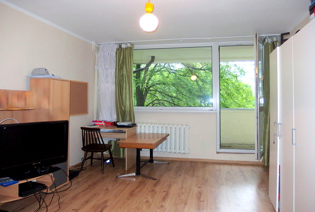 przestronny salon w mieszkaniu na sprzedaż we Wrocławiu