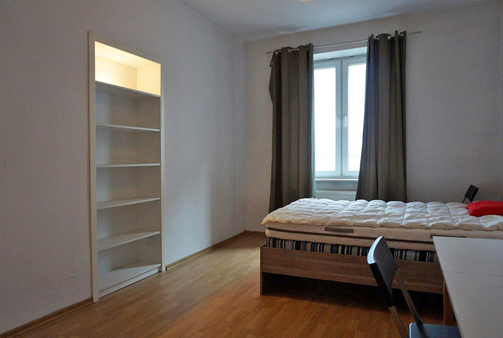 elegancka sypialnia w mieszkaniu do sprzedaży we Wrocławiu