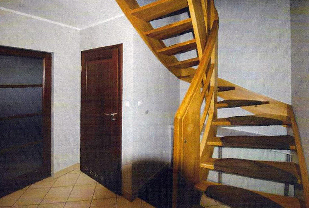 przedpokój ze schodami na górne piętro w mieszkaniu we Wrocławiu na sprzedaż