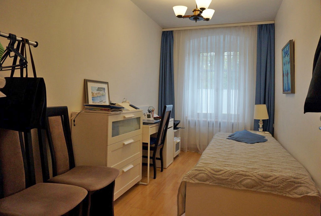 zaciszna sypialnia w mieszkaniu na sprzedaż we Wrocławiu