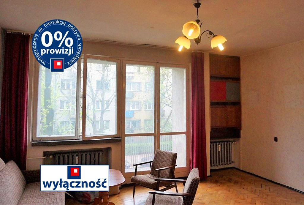 widok z innej perspektywy na salon w mieszkaniu na sprzedaż we Wrocławiu
