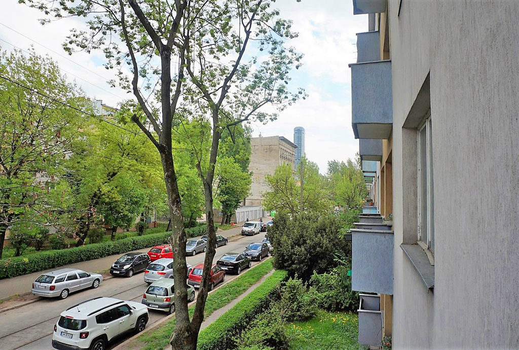 widok z okna na zieleń w mieszkaniu we Wrocławiu na sprzedaż