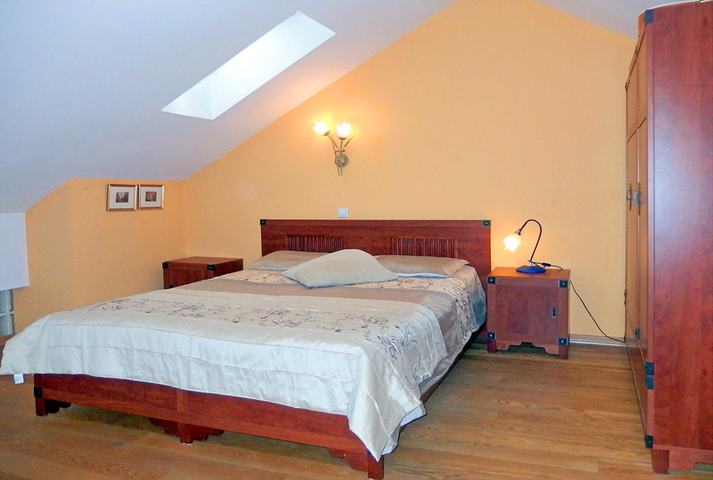 ekskluzywna, zaciszna sypialnia w mieszkaniu we Wrocławiu na sprzedaż
