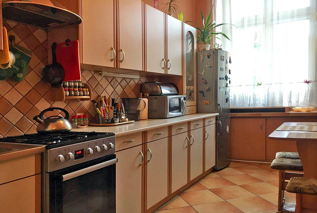 umeblowana komfortowo kuchnia w mieszkaniu we Wrocławiu na sprzedaż