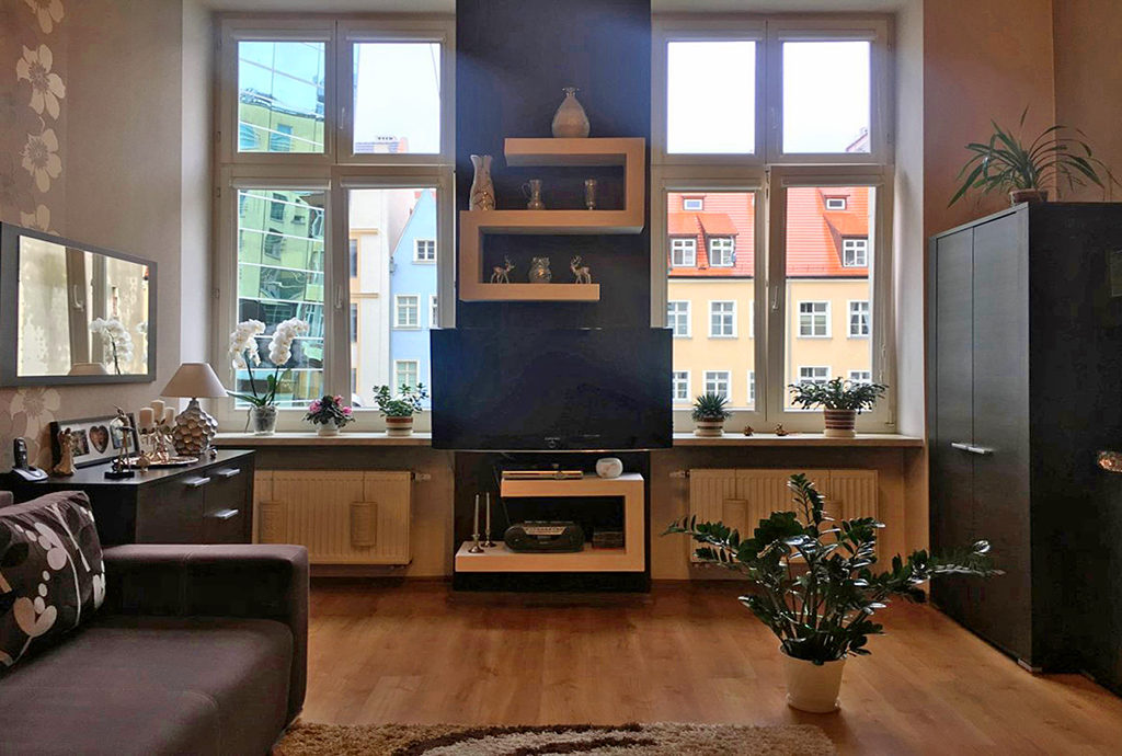 widok z innej perspektywy na salon w mieszkaniu do sprzedaży we Wrocławiu