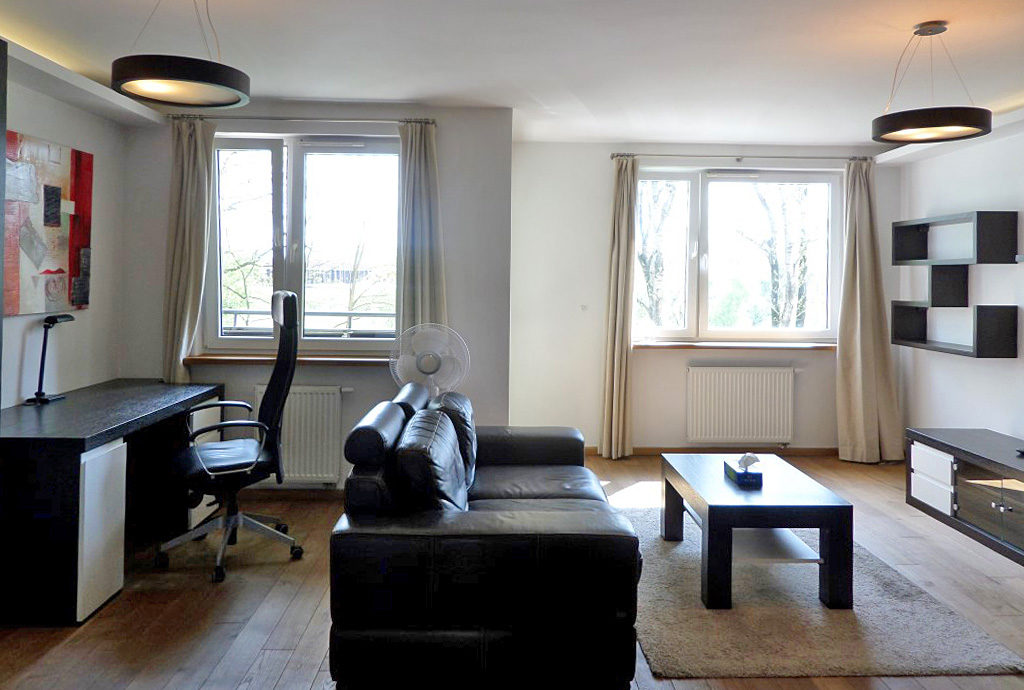 widok z innej perspektywy na salon w mieszkaniu do wynajmu we Wrocławiu