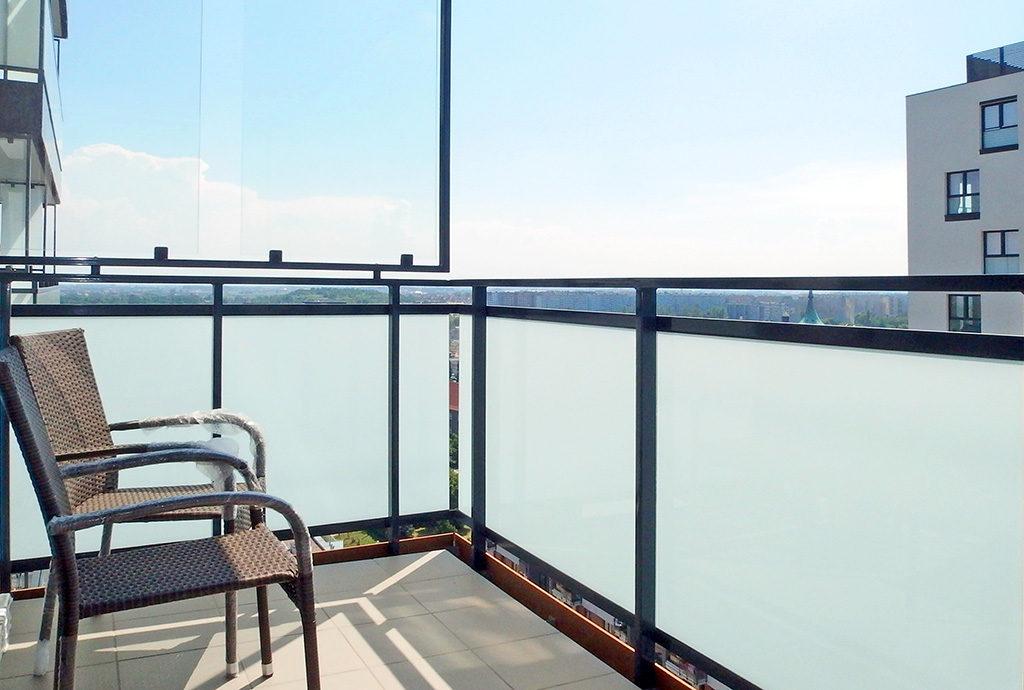 komfortowy balkon z pięknym widokiem znajdujący się w mieszkaniu we Wrocławiu na wynajem