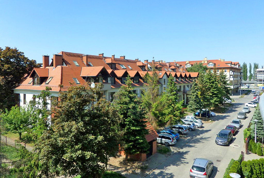 widok z okna na okolicę z mieszkania we Wrocławiu na wynajem