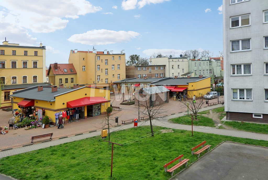 widok z okna na osiedle we Wrocławiu, na którym mieści się oferowane do wynajmu mieszkanie
