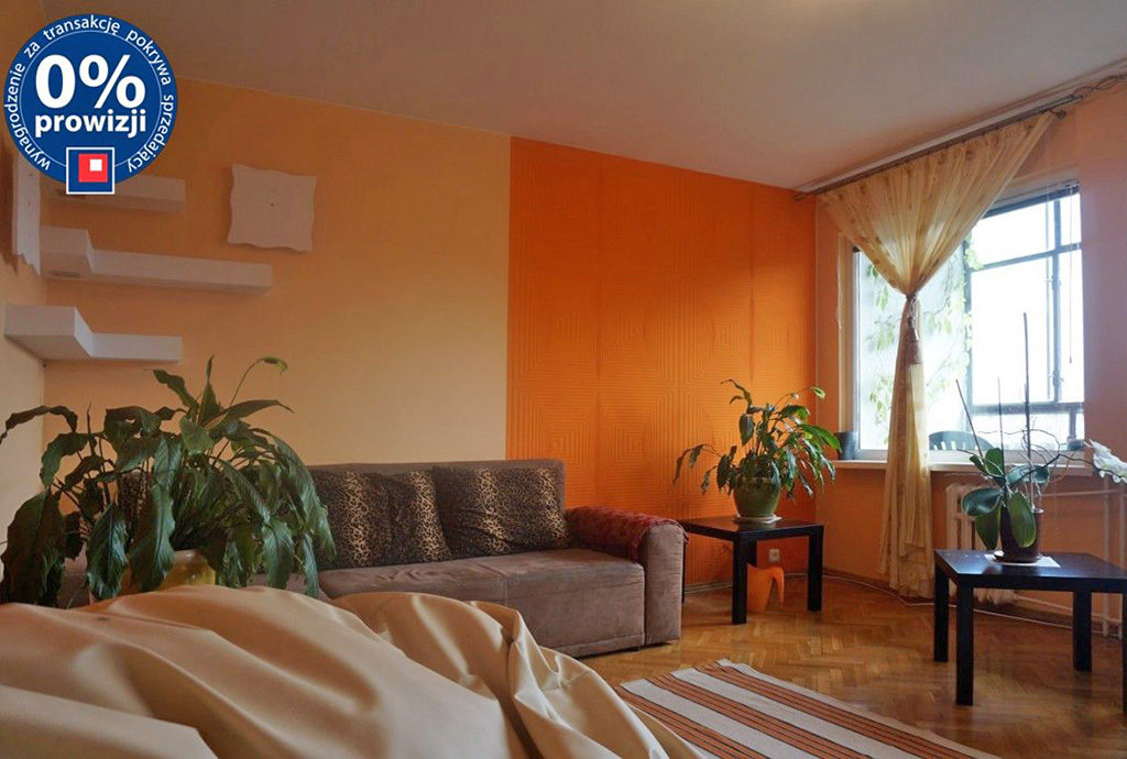 widok z innej perspektywy na komfortowy salon w mieszkaniu do wynajmu we Wrocławiu