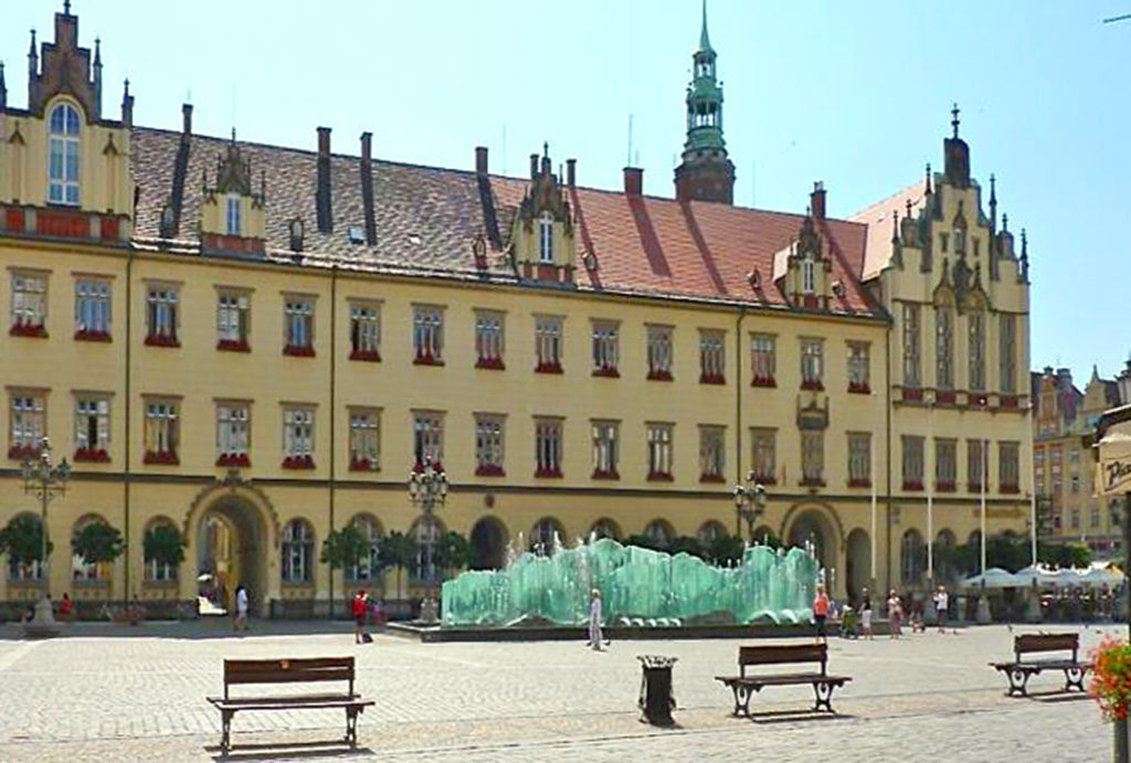 widok na kamienicę na Rynku, we Wrocławiu, gdzie znajduje się oferowane mieszkanie na wynajem