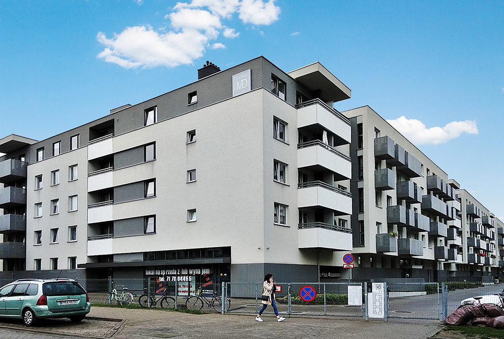 widok od strony ulicy na osiedle we Wrocławiu, na którym mieści się oferowane na wynajem mieszkanie