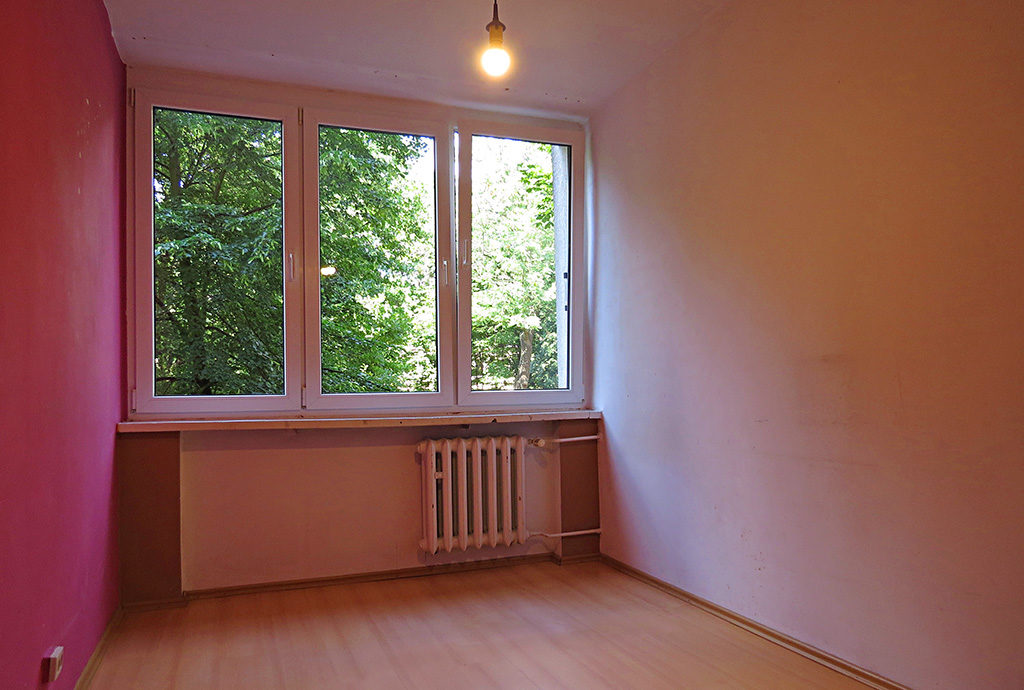 widok na jeden z komfortowych pokoi w mieszkaniu we Wrocławiu na Krzykach na sprzedaż