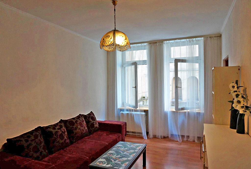 widok z innej perspektywy na luksusowy salon w mieszkaniu do sprzedaży we Wrocławiu na Starym Mieście