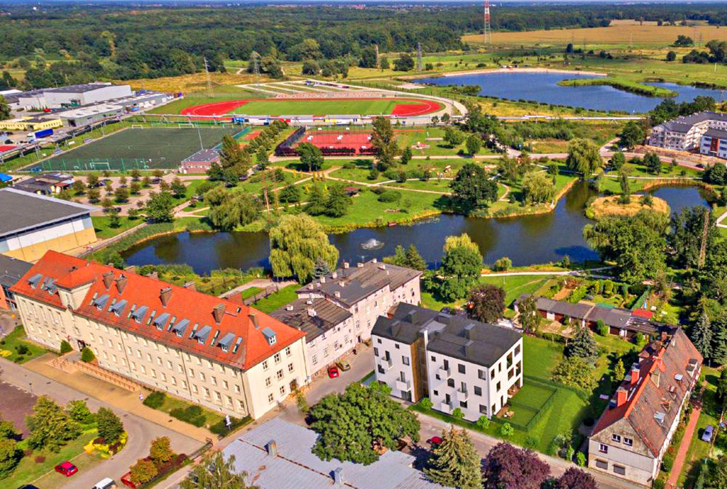 widok z lotu ptaka na osiedle we Wrocławiu (okolice), na którym znajduje się oferowane na sprzedaż mieszkanie