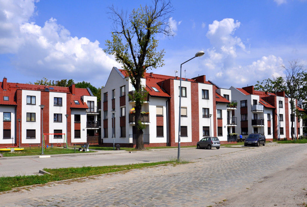 widok od strony ulicy na osiedle we Wrocławiu (okolice), gdzie znajduje się oferowane mieszkanie na sprzedaż