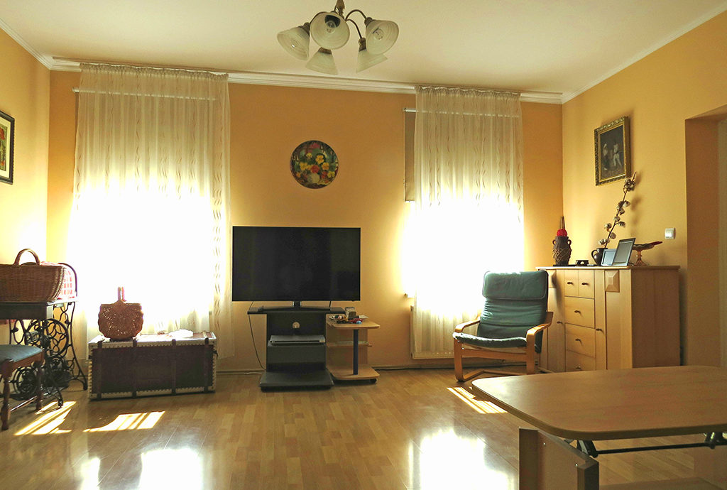widok na komfortowy salon w mieszkaniu do sprzedaży we Wrocławiu Fabryczna