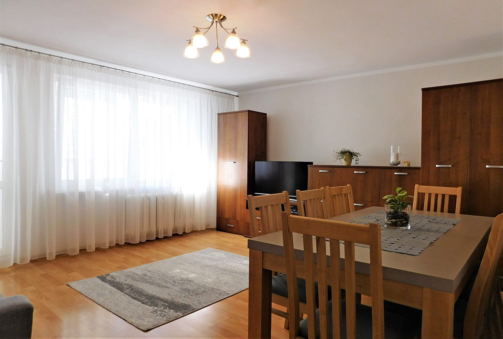 salon w stylu klasycznym znajdujący się w mieszkaniu na sprzedaż we Wrocławiu (okolice)