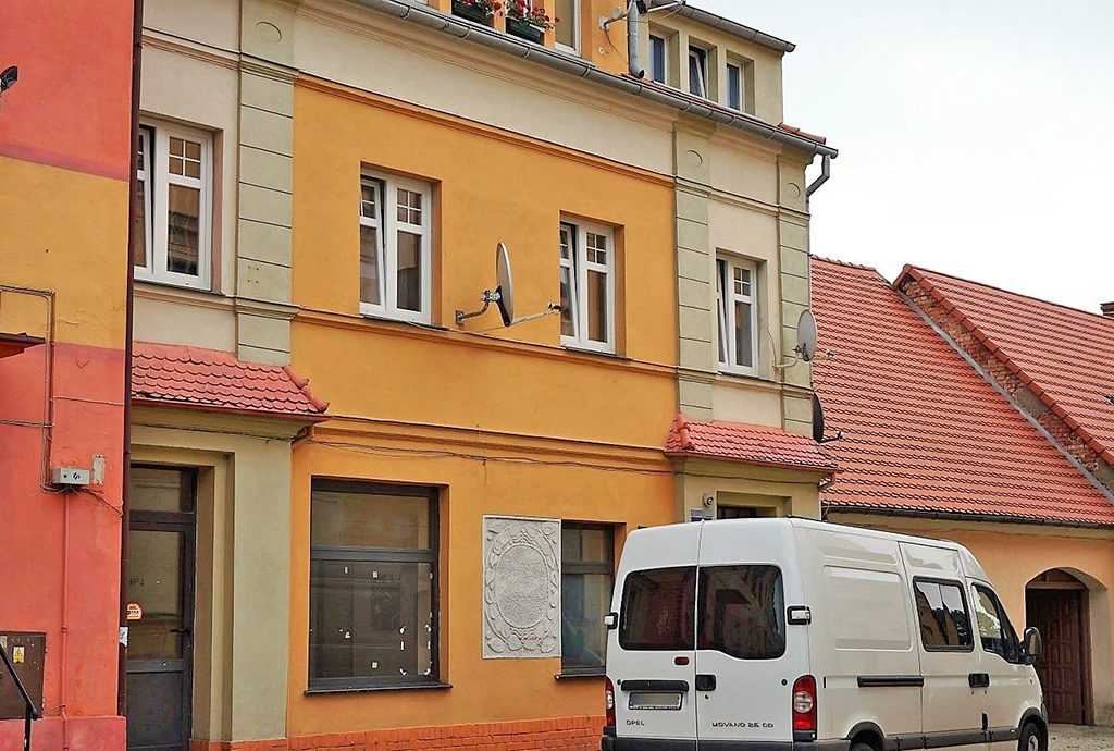 widok od strony ulicy na kamienicę we Wrocławiu (okolice), w której znajduje się oferowane na sprzedaż mieszkanie