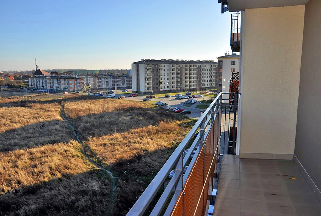 widok na okolicę z balkonu przy mieszkaniu z balkonu na wynajem