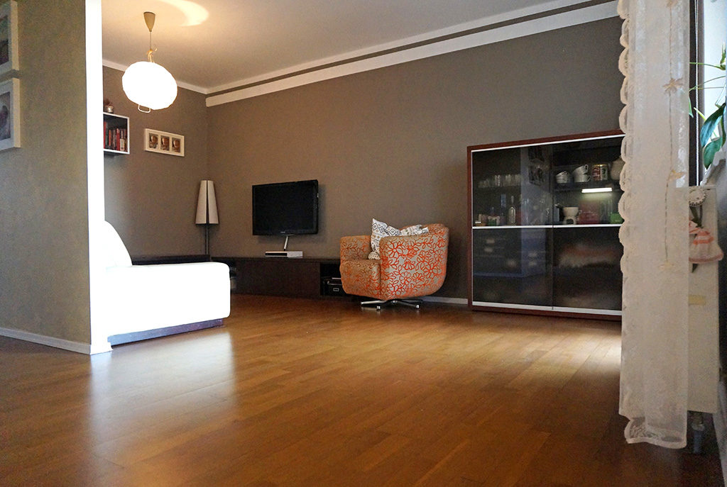 widok z innej perspektywy na przestronny salon w mieszkaniu Wrocław Fabryczna do sprzedaży