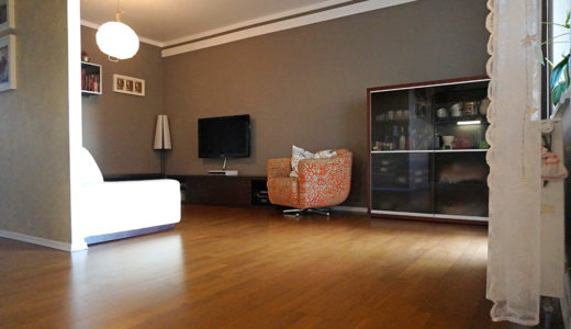 widok z innej perspektywy na przestronny salon w mieszkaniu Wrocław Fabryczna do sprzedaży