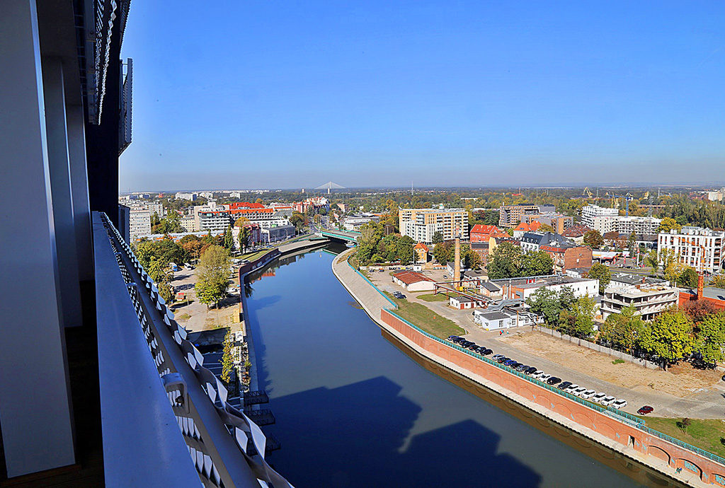 widok z tarasu na panoramę miasta, jaki roztacza się z mieszkania do wynajmu we Wrocławiu na Starym Mieście