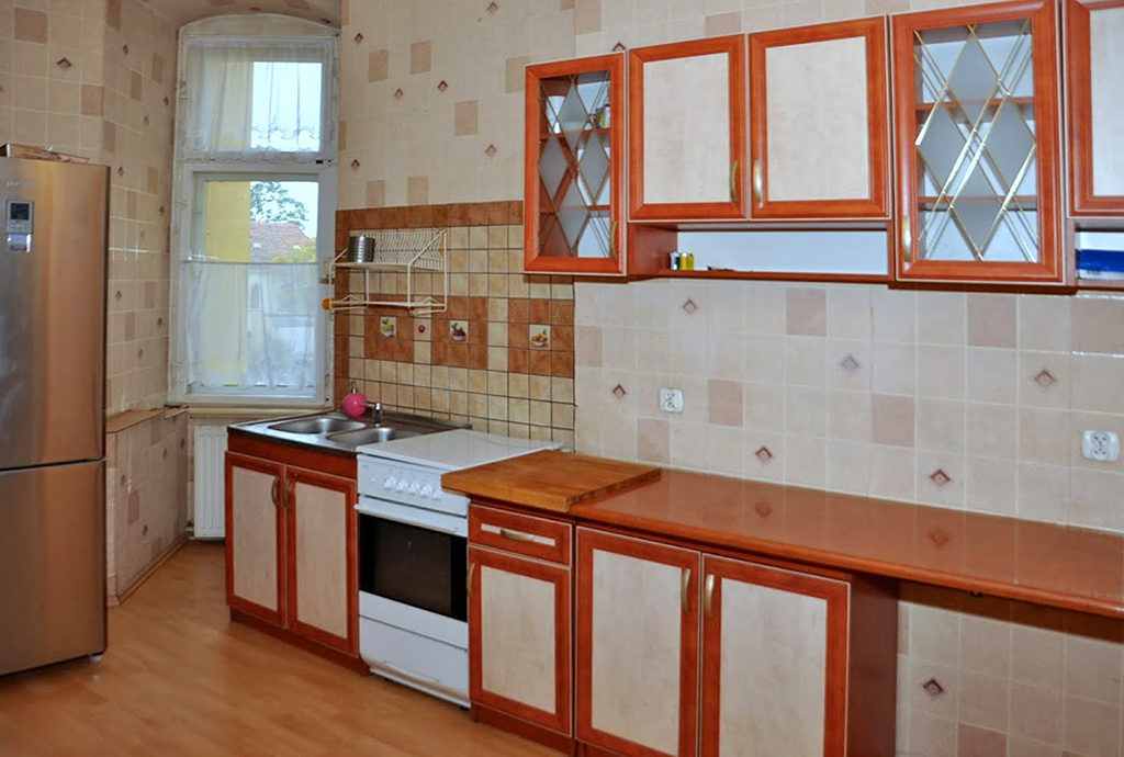 urządzona stylowo kuchnia w mieszkaniu do sprzedaży Wrocław (okolice)