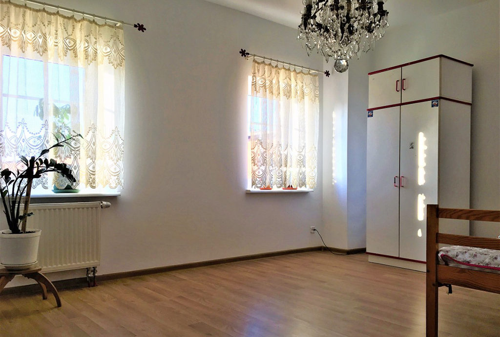 widok na pokój dzienny w mieszkaniu do sprzedaży Wrocław (okolice)