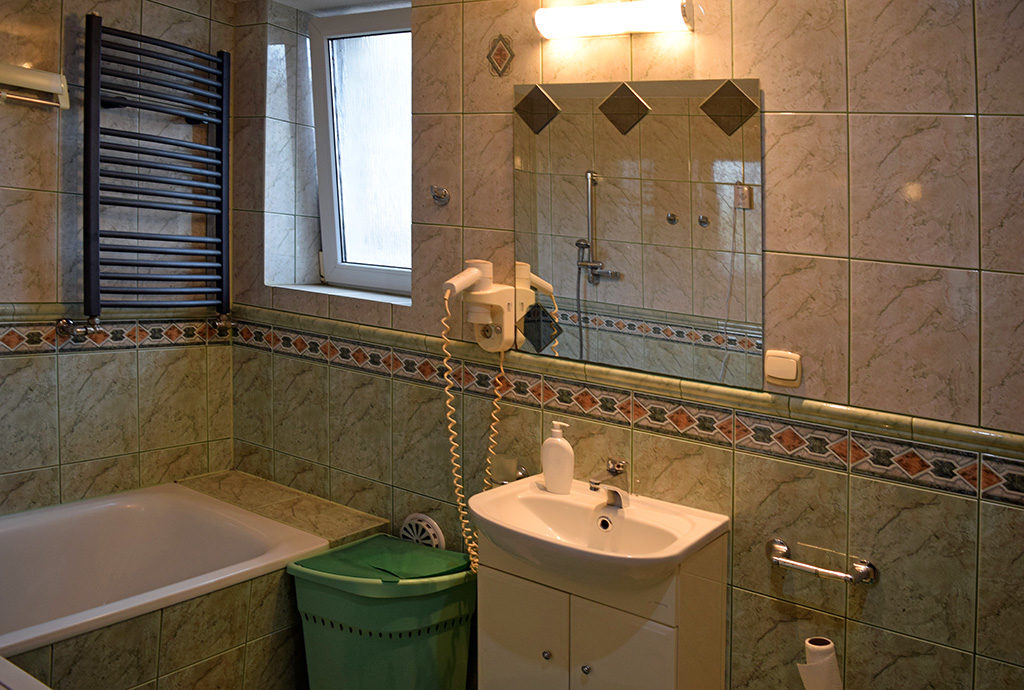 na zdjęciu wykafelkowana łazienka z mieszkania na sprzedaż Wrocław (okolice)