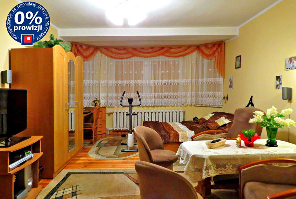 na zdjęciu przestronny salon w mieszkaniu Wrocław okolice do sprzedaży