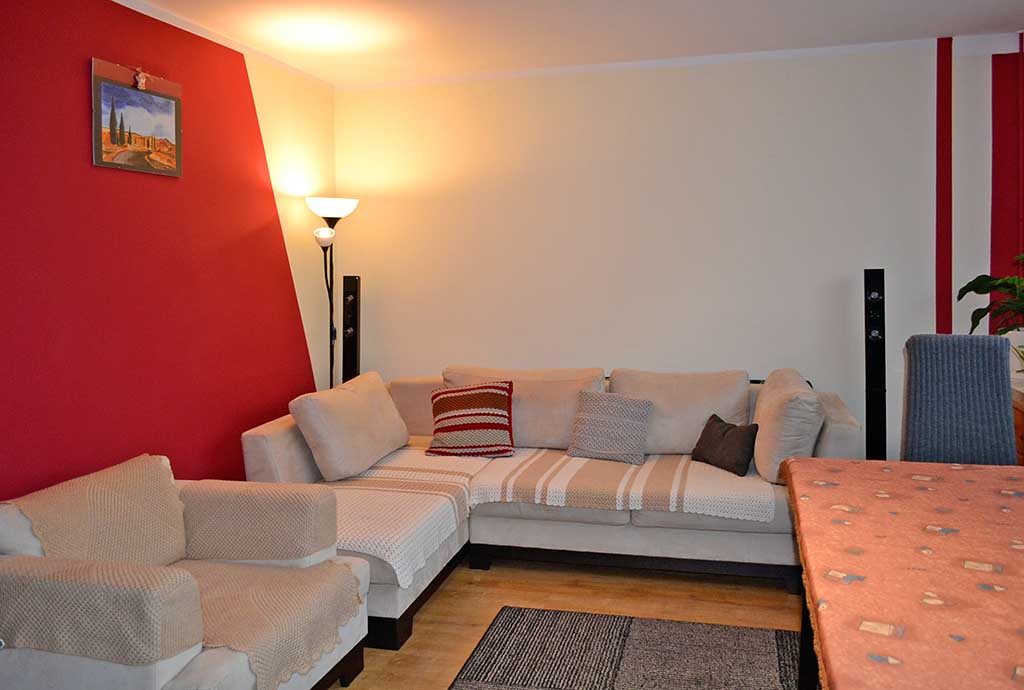 zaciszny fragment komfortowego salonu w mieszkaniu do sprzedaży Wrocław (okolice)