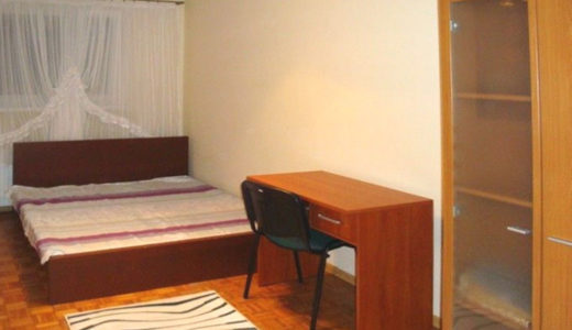 sypialnia z biurkiem w mieszkaniu do sprzedaży Wrocław Stare Miasto
