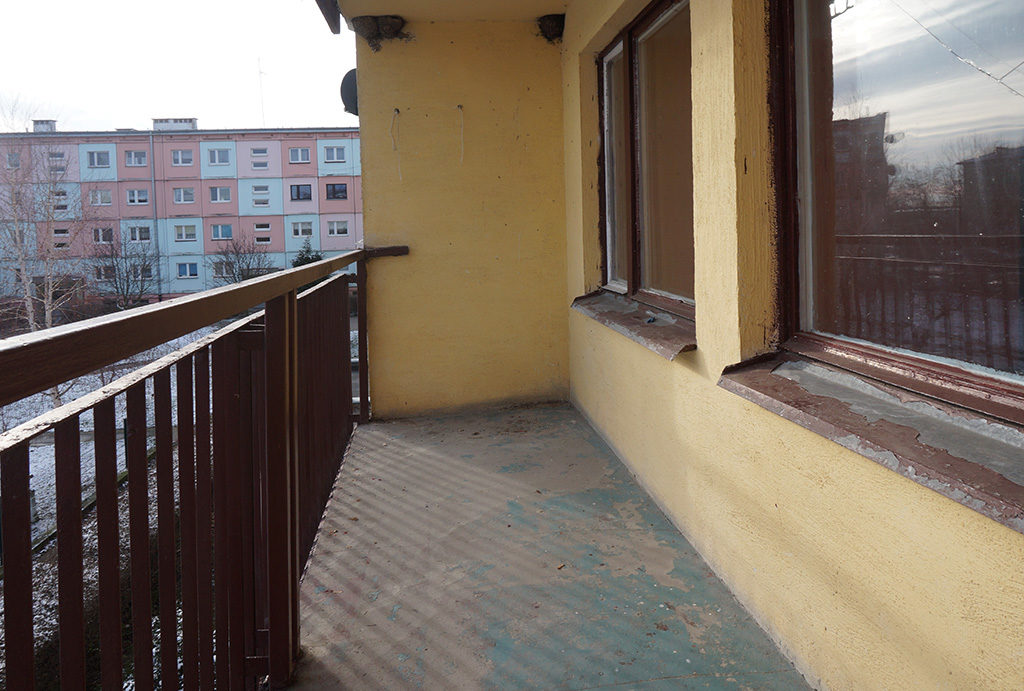 balkon z widokiem na osiedle w mieszkaniu na sprzedaż Wrocław (okolice)