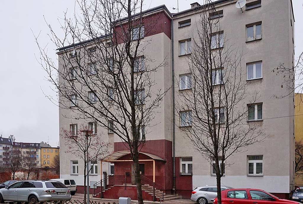 widok na blok we Wrocławiu, w którym znajduje się oferowane  na sprzedaż mieszkanie