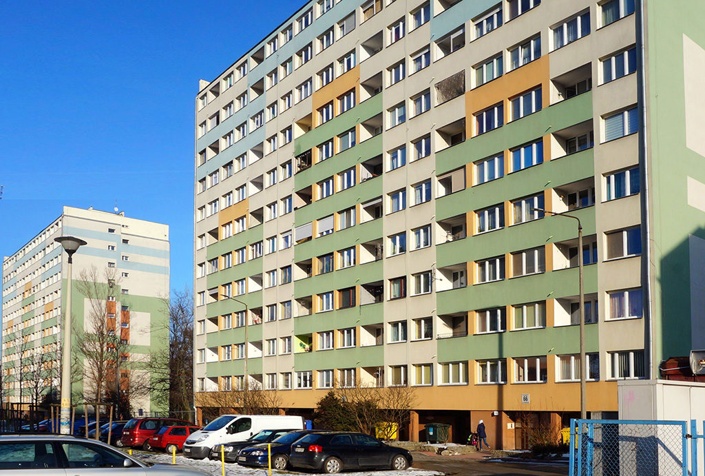 widok od strony osiedla na wieżowiec we  Wrocławiu Fabryczna, gdzie znajduje się oferowane mieszkanie na sprzedaż