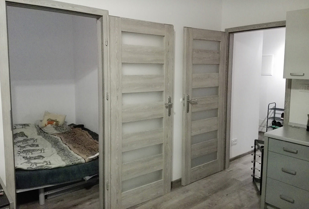 zdjęcie prezentuje przedpokój oraz sypialnię w mieszkaniu do sprzedaży Wrocław Krzyki