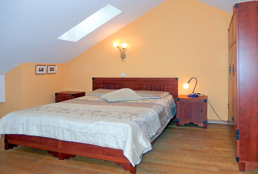 zdjęcie prezentuje prywatną, elegancką sypialnię w mieszkaniu na sprzedaż Wrocław Krzyki